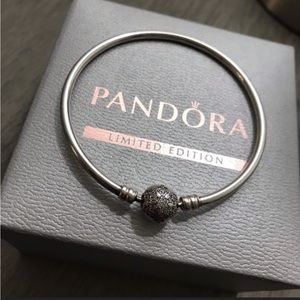 Pandora Moments Unique Snowflake Bangle 8 1/2” New in box